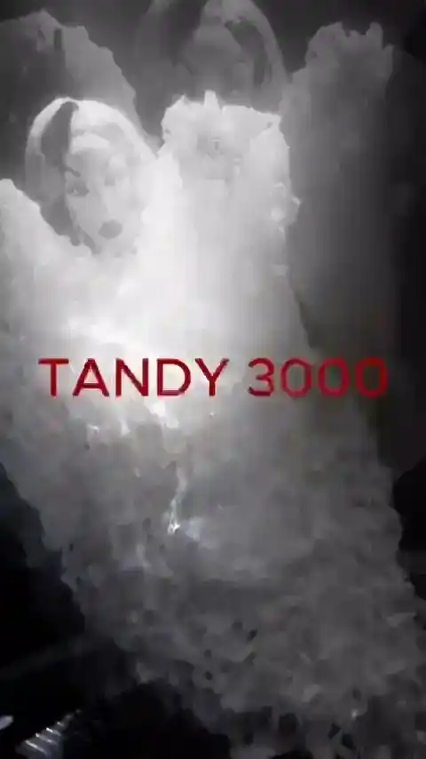 Halloween com Queen Tandy 3.000